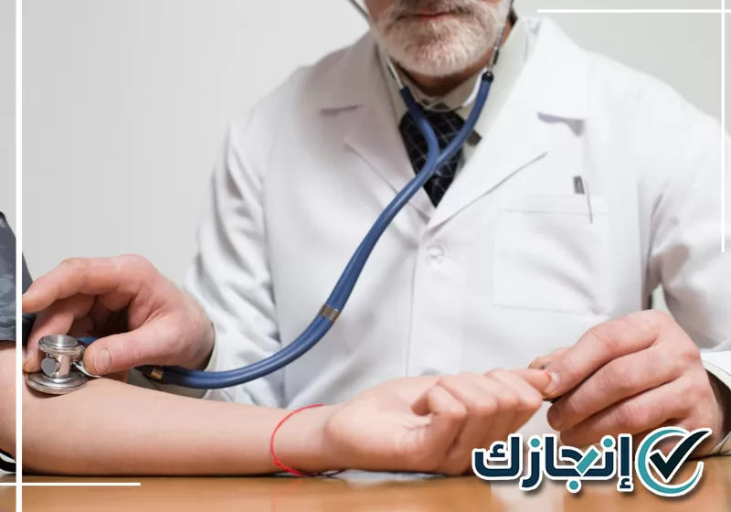 مختص يجري فحصًا طبيًا لمراجعة الحالة الصحية
