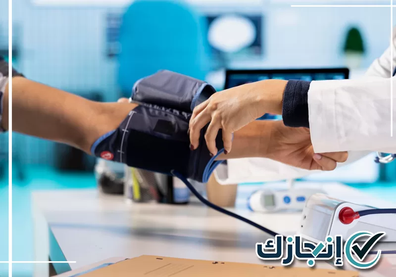 احجز موعد الفحص الطبي وتواصل على 0581428542 مختص يجري فحصًا طبيًا لمراجعة الحالة الصحية
