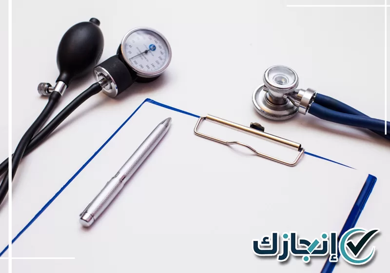 احجز موعد الفحص الطبي وتواصل على 0581428542 مختص يجري فحصًا طبيًا لمراجعة الحالة الصحية