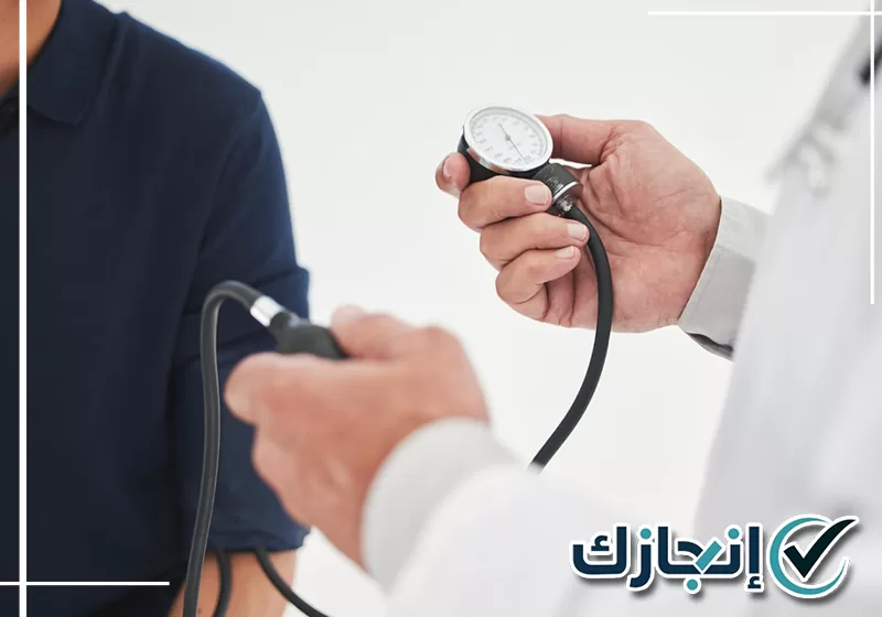 احجز موعد الفحص الطبي وتواصل على 0581428542 مختص يجري فحصًا طبيًا لمراجعة الحالة الصحية