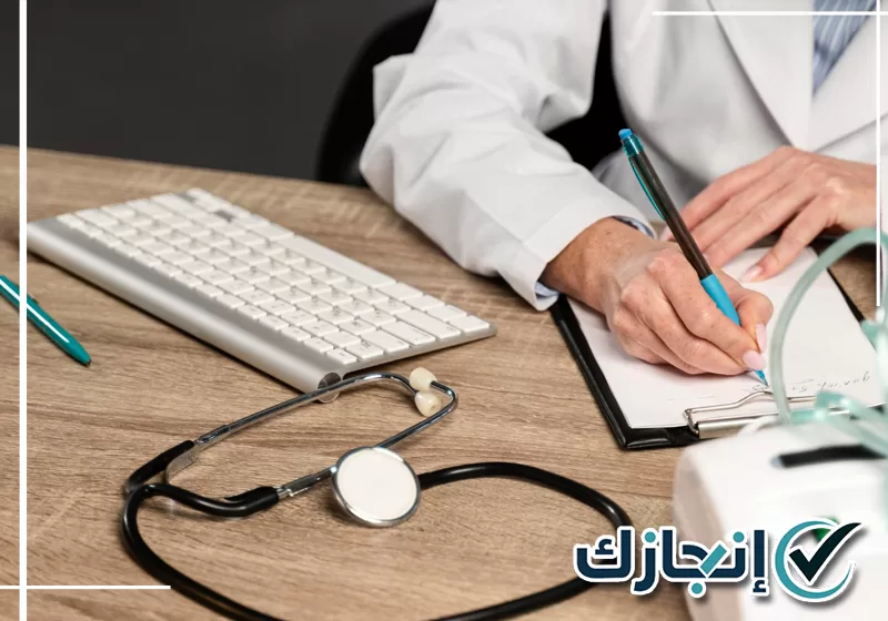 احجز موعد الفحص الطبي وتواصل على 0581428542 مختص يجري فحصًا طبيًا لمراجعة الحالة الصحية