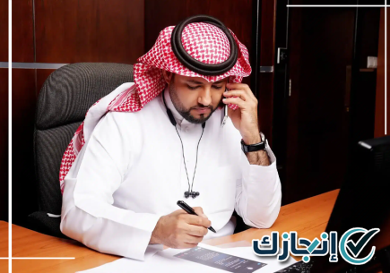 معقب مرور يتابع المعاملات المرورية داخل المدينة المنورة