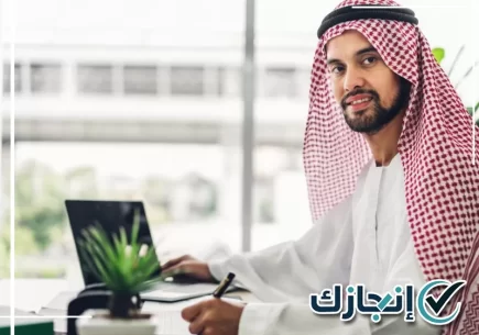 معقب مرور يتابع المعاملات المرورية الحكومية داخل مدينة الرياض