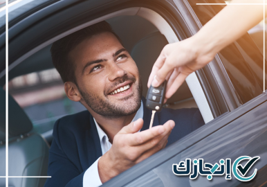 معقب مرور يتابع المعاملات المرورية داخل مدينة جدة
